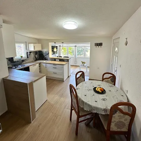 Maja Kanica Apartmán *